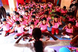 Classe di yoga della scuola primaria di Jaffna che ascolta l'om (clicca per ingrandire)
