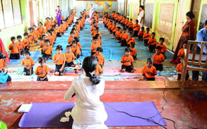 File di bambini che meditano sul centro del cuore a Jaffna con Kriyananadamayi (clicca per
ingrandire)